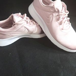 WOMENS SIZE 9 NIKE TANJUN PREMIUM (SATIN)